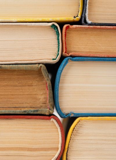 vue-de-face-des-livres-empiles.jpg
